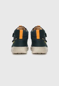 Dunkelgrüne High-Top-Schuhe mit orangefarbenen Akzenten, Klettverschlüssen, strukturierter Oberfläche und einer hellgrauen, flexiblen Sohle. Verfügt über einen gepolsterten Kragen.