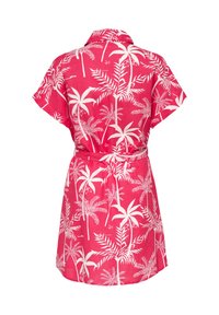 Robe rose à manches courtes avec motif blanc de palmiers tropicaux, col et ceinture en tissu assorti nouée à la taille, vue de dos.