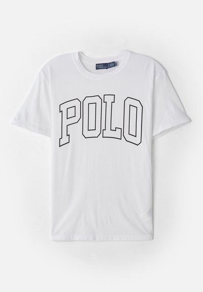 Balta medvilninė marškinėliai su juodu kontūro spaudiniu žodžio "POLO" per priekį, trumpomis rankovėmis ir apvaliu iškirpimu.