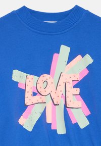 Zils īsām piedurknēm T-krekls ar daudzkrāsainu "Mīlestība" grafiku, ar rozā, zaļiem un dzelteniem akcentiem, kā arī izšūtām detaļām.