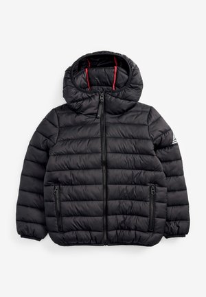 Chaqueta negra acolchada con capucha, cremallera frontal, dos bolsillos con cremallera, puños elásticos y ribete rojo en el interior de la capucha, mostrada extendida.