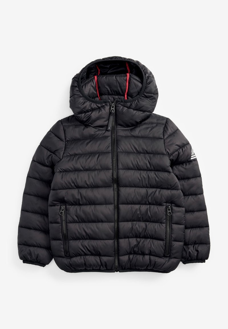Veste noire matelassée à capuche avec fermeture éclair frontale, deux poches zippées, poignets élastiques et bordure rouge à l'intérieur de la capuche, présentée à plat.