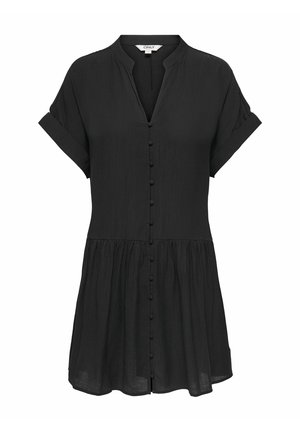 Robe noire à manches courtes avec col en V, boutons recouverts de tissu sur le devant, jupe froncée et poignets roulés.