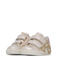 Sneakers in pelle metallizzata rosa chiaro con chiusura in velcro e con accenti a forma di cuore dorati sui lati, suola in gomma bianca, tomaia testurizzata e colletto imbottito.