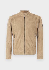 Φαρυγγισμένο καφέ σουέτ μπουφάν με όρθιο γιακά, μπροστινό φερμουάρ, κλείσιμο με κουμπί και τσέπες στο πλάι με φερμουάρ, τοποθετημένο σε λευκό φόντο.