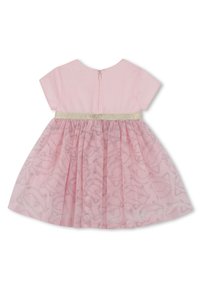 Robe rose à manches courtes, corsage lisse et jupe en tulle plissé avec un motif animalier subtil. Ceinture rehaussée d'or. Fermeture éclair au dos.