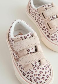 Beežikas kangasest leopardimustriga vabaajajalatsid Velcro rihmade, tekstuursete detailide ja kummist tallaga. Mugavuse tagamiseks pehme vooder.