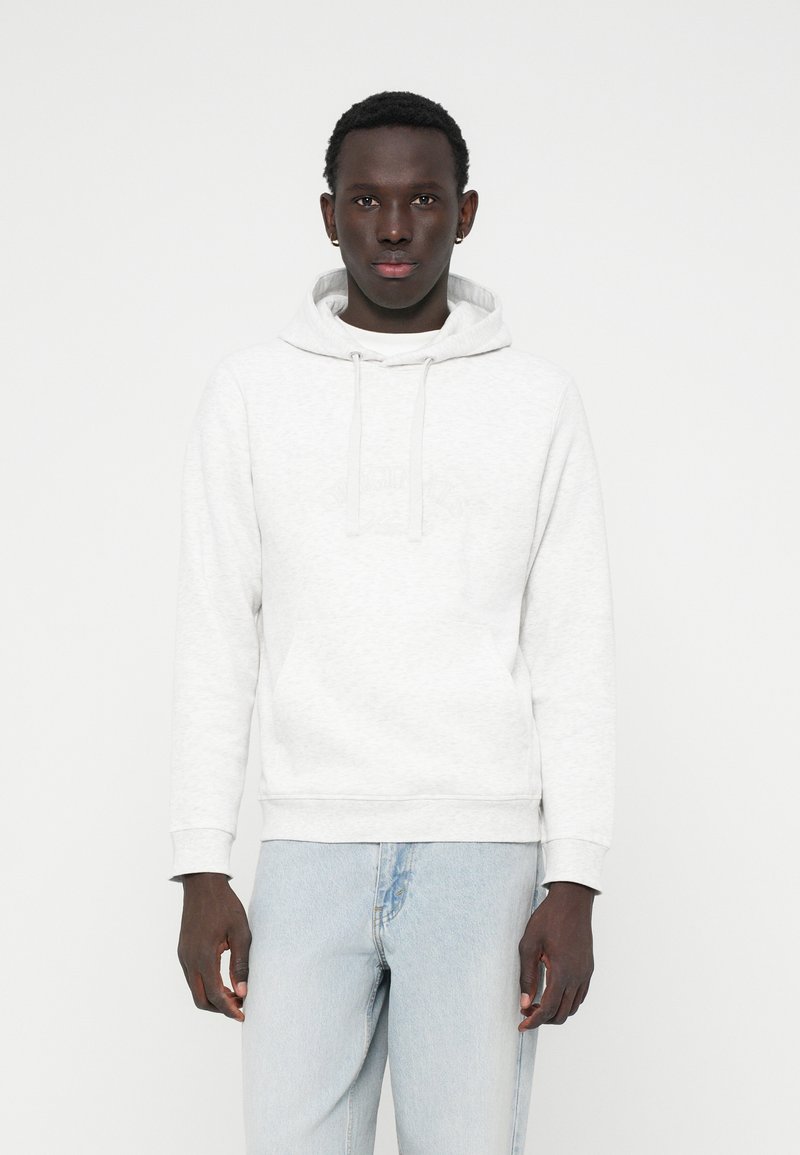 Sweatshirt à capuche gris clair, en tissu doux avec une poche avant, arborant un logo en relief subtil et des poignets et un ourlet côtelés.