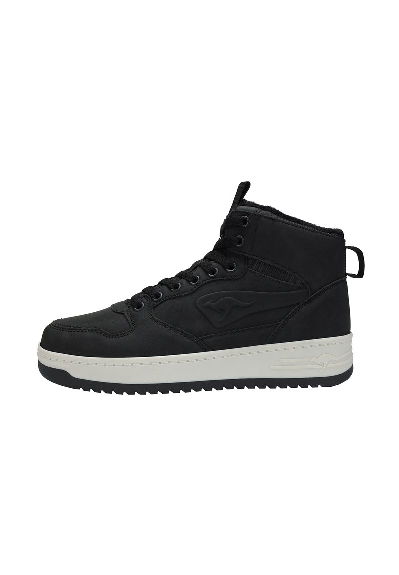 Schwarze High-Top Sneaker aus glattem Leder mit textilem Akzent, ausgestattet mit einer weißen Zwischensohle und einer schwarzen Gummisohle.