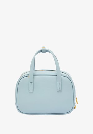 Lys blå læder håndtaske, rektangulær form med rundede kanter. Har guld lynlås og hardware, samt to flade håndtag til bæring.