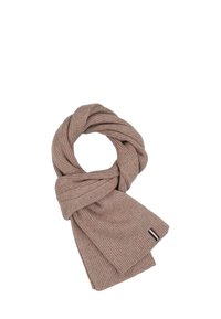 Écharpe tricotée en brun clair, avec une texture côtelée et un petit logo en accent. Repliée et disposée en boucle.