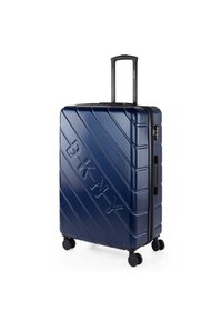 Maleta rígida de color azul marino con ranuras diagonales, logotipo en relieve, asa retráctil y cuatro ruedas para facilitar la movilidad.