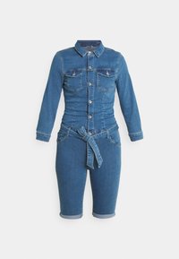 Blå denim kort overall med långa ärmar, knäppning fram, två bröstfickor och ett knytbälte i midjan.