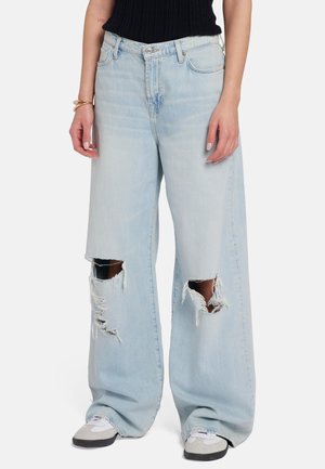 Lichtblauwe, gescheurde, wijdvallende jeans met rafelige zomen en grote kniekants, gemaakt van denim, met een klassiek vijf-pocket ontwerp.