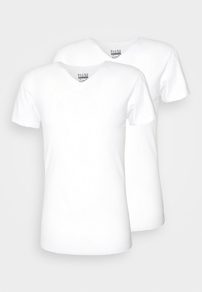 Zwei schlichte weiße Baumwoll-T-Shirts mit kurzen Ärmeln und V-Ausschnitt, eines leicht hinter dem anderen, auf hellem Hintergrund dargestellt.