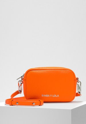 Fel oranje leren crossbody tas met verstelbare band, zilveren hardware en "BIMBA Y LOLA" logo aan de voorkant.
