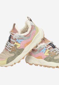 Des baskets colorées présentent un dessus en suède et textile dans des tons de beige, rose, bleu, vert et jaune, avec une doublure douce et une semelle en caoutchouc texturée.