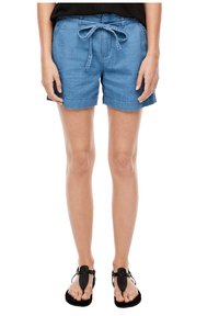 Ljusblå denimshorts med dragsko i midjan, sidfickor och uppvikta kanter. Kombinerat med svarta flip-flop sandaler.