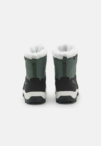 Zielone zimowe buty tekstylne z białym sztucznym futrem, czarną gumową podeszwą i tylnymi pętlami do łatwego zakładania. Gładka tekstura i trwała konstrukcja.