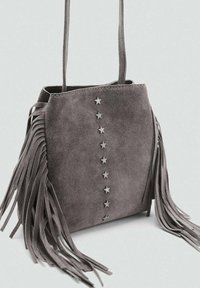 Borsa in suede grigia con dettagli in frange, caratterizzata da accenti di stelle argentate lungo un lato e due lunghi manici per il trasporto.