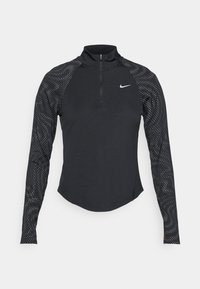 Must musta sleeviga sportlik top, millel on veerand-kinnitus, punktidega kaunistatud varrukad ja Nike logo rinnal. Sile tekstuur.