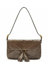 Sac à main en cuir texturé marron avec un motif en chevron, doté d'un ornement circulaire doré et d'un détail pompon en cuir.