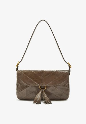Borsa a tracolla in pelle marrone con motivo a chevron, caratterizzata da un dettaglio in metallo dorato a forma circolare e un pendaglio in pelle.