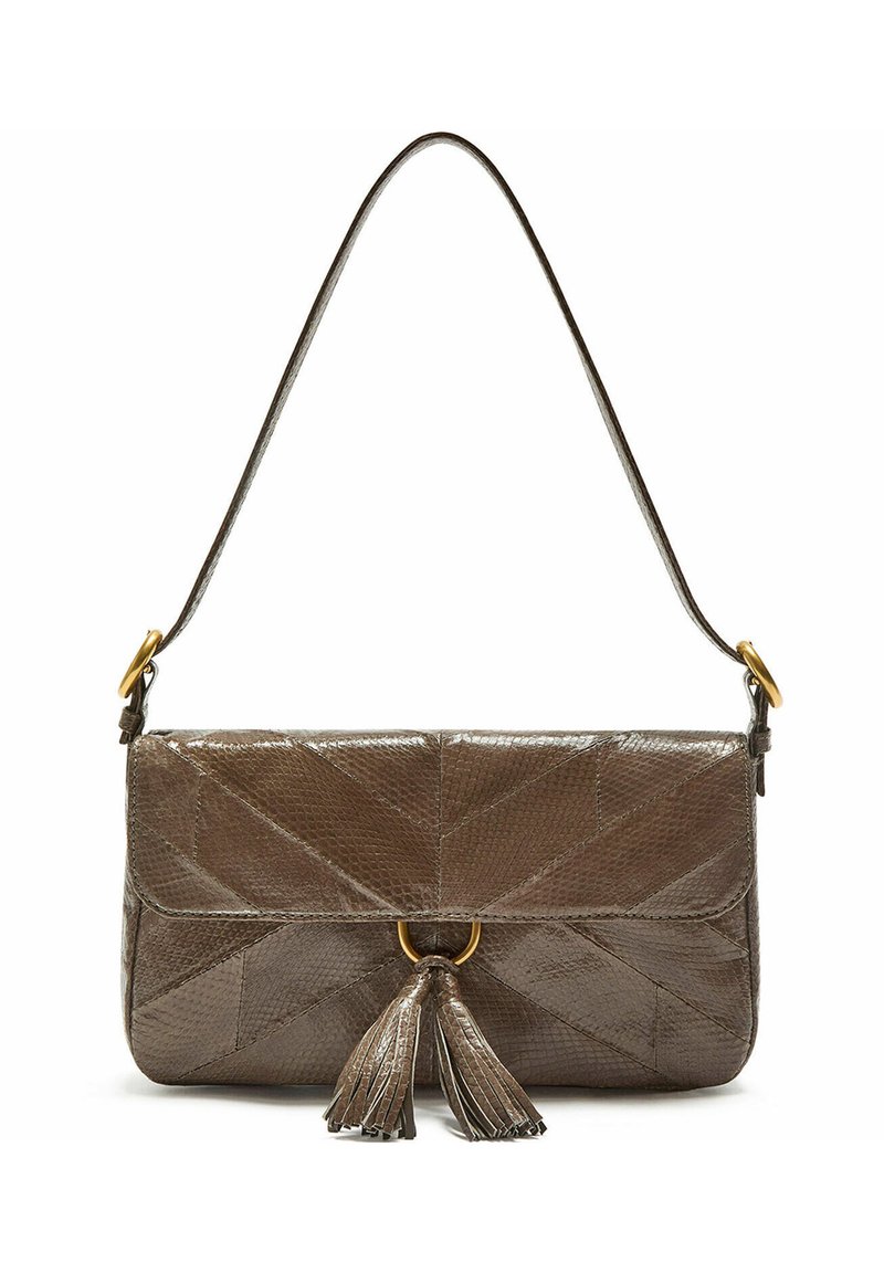 Sac à main en cuir texturé marron avec un motif en chevron, doté d'un ornement circulaire doré et d'un détail pompon en cuir.