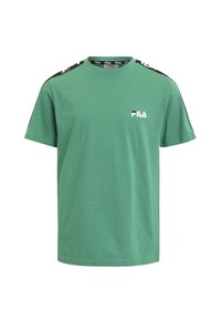 Camiseta verde de algodón con cuello redondo y mangas cortas. Presenta acentos negros en los hombros y un logo blanco de FILA en el pecho.