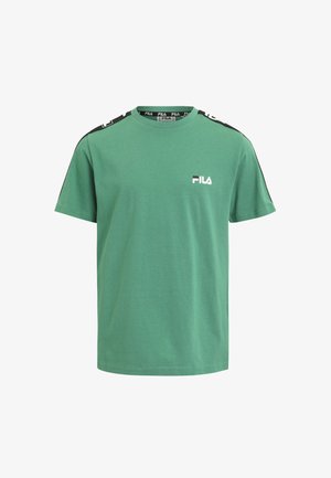 Grünes Baumwoll-T-Shirt mit Rundhalsausschnitt und kurzen Ärmeln. Mit schwarzen Schulterausschnitten und einem weißen FILA-Logo auf der Brust.