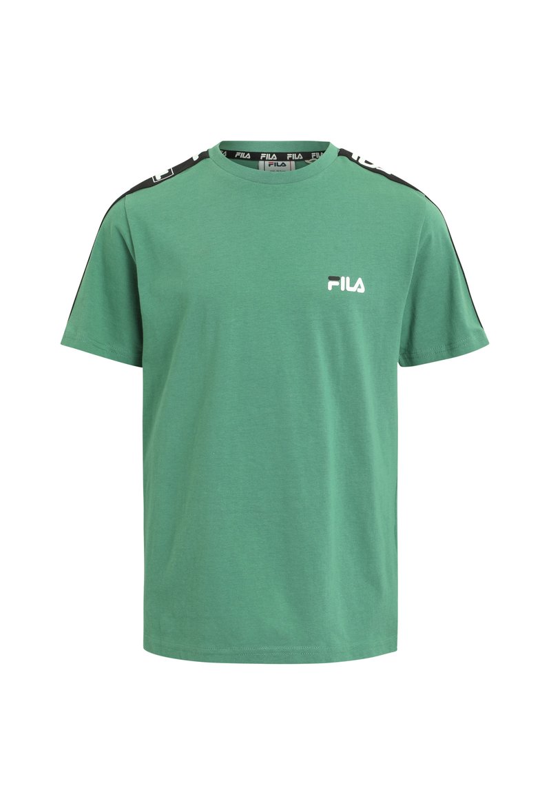 Camiseta verde de algodón con cuello redondo y mangas cortas. Presenta acentos negros en los hombros y un logo blanco de FILA en el pecho.