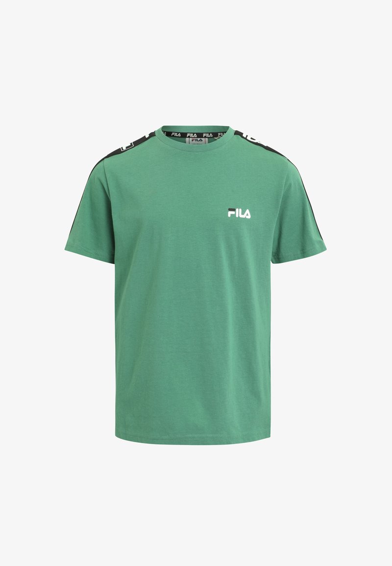 Grøn bomulds T-shirt med rund halsudskæring og korte ærmer. Har sorte skulderdetaljer og et hvidt FILA-logo på brystet.