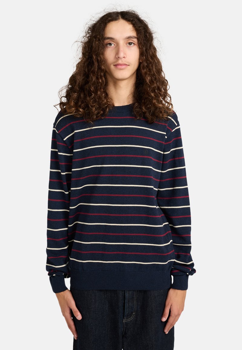 Maglione a righe blu navy con righe orizzontali bianche e rosse, collo rotondo, maniche lunghe e polsini e orlo a costine.