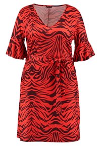 Vestido rojo con rayas de cebra negras, escote en V, mangas con volantes hasta el codo y un cinturón a juego en la cintura.