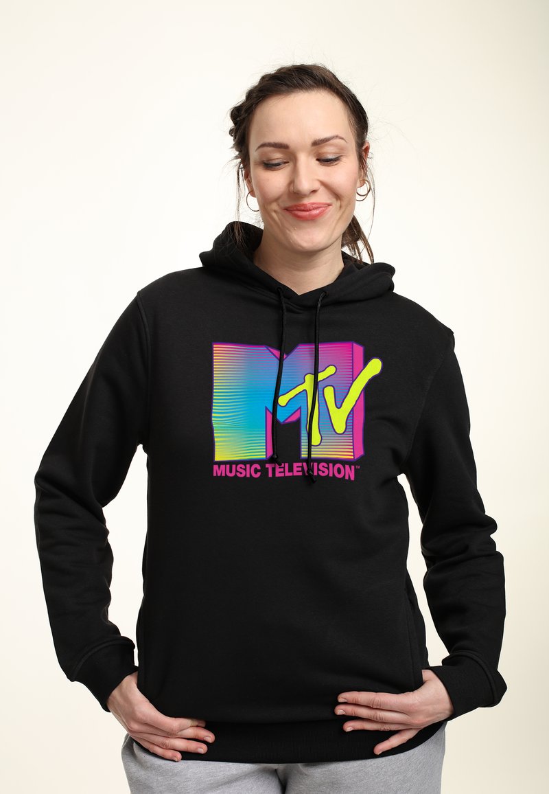 Černá mikina s kapucí s barevným logem MTV, které má gradientní odstíny modré, růžové a žluté. Šňůrky u výstřihu, měkká textura látky.
