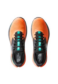 Zapatillas deportivas de un vibrante color naranja, con parte superior de malla, detalles en negro, detalles en turquesa y una suela de goma con amortiguación.