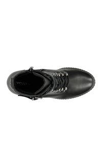Černá kožená kotníková bota s kovovými oky a tkaničkami, gumovou podrážkou, texturovaným povrchem a polstrovaným límcem pro pohodlí.