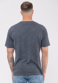 Paradiso Clothing MUSE BAND LOGO DIP DYE WASH - Print T-shirt - black