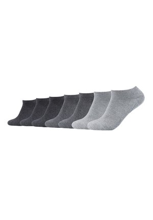 Sept paires de chaussettes basses disposées en rang, couleurs allant du gris foncé au gris clair sur fond blanc.