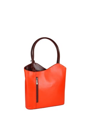 Oranje leren handtas met donkerbruine handvatten en een verticale ritssluitingzak aan de zijkant tegen een witte achtergrond.