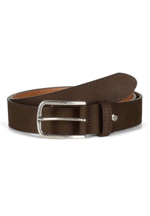 Bruine leren riem met een gladde textuur, zilveren rechthoekige gesp en contrasterende stiksels. Bevat een enkele metalen drukknoopdetails.