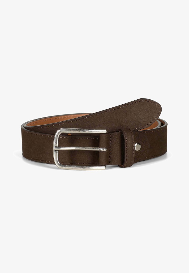 Bruine leren riem met een gladde textuur, zilveren rechthoekige gesp en contrasterende stiksels. Bevat een enkele metalen drukknoopdetails.