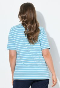 Modré pruhované tričko vyrobené z měkké bavlny, s krátkými rukávy a volným střihem. Pruhy jsou světle modré a bílé, s kulatým výstřihem.