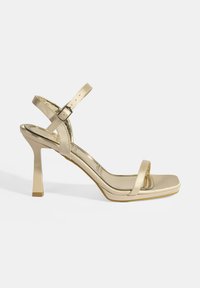 Goldene metallische High-Heeled-Sandale mit quadratischer Zehenpartie, schmalen Vorderriemen, Knöchelriemen mit Schnalle und geometrischem Blockabsatz.