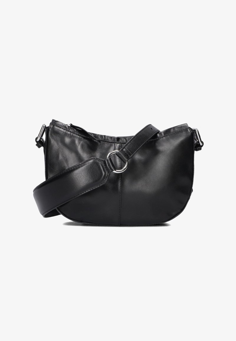 Zwarte leren schoudertas met een gebogen ontwerp, een brede schouderband en een ronde metalen accent. Gladde textuur en minimalistische stijl.