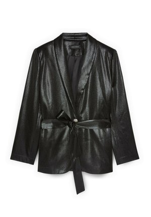 Blazer metallico nero con colletto a scialle, maniche lunghe e cintura con fiocco. Presenta un motivo testurizzato sottile e un dettaglio di fibbia decorativa.