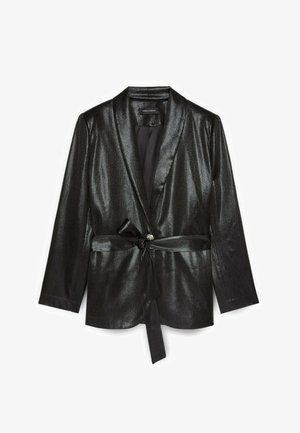 Blazer metallico nero con colletto a scialle, maniche lunghe e cintura con fiocco. Presenta un motivo testurizzato sottile e un dettaglio di fibbia decorativa.