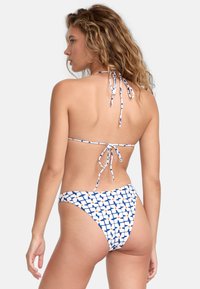Dvoudílné bikini s bílým podkladem a modrým geometrickým vzorem s oranžovými akcenty. Tkanice na krku a na zádech pro nastavitelné uchycení.