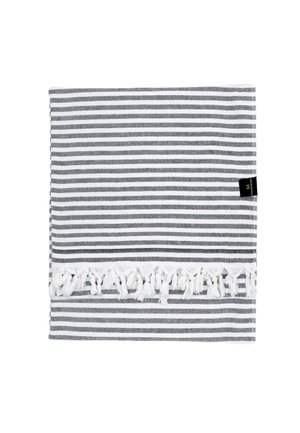 Sivobiely pruhovaný textil s textúrovaným povrchom a bielym strapcovým lemom pozdĺž spodného okraja.