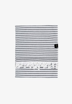 Tissu rayé gris et blanc avec une finition texturée, présentant une frange blanche à pampilles le long du bord inférieur.